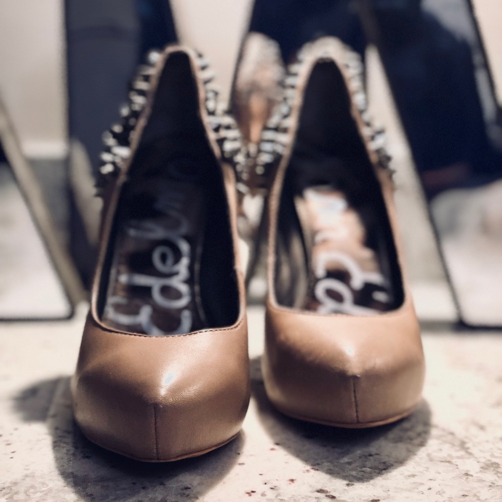 Sam Edelman Nude pump with studded back - Picture 4 of 6